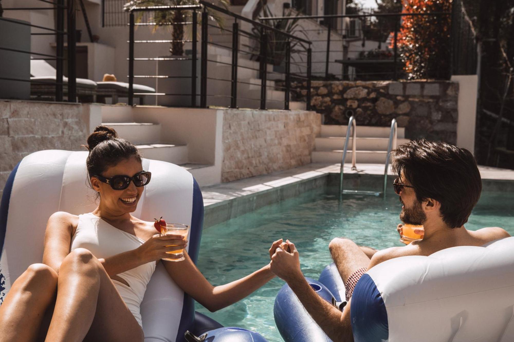 Piscine-jacuzzi-videoprojecteur-clim La Perle Rare Villa *