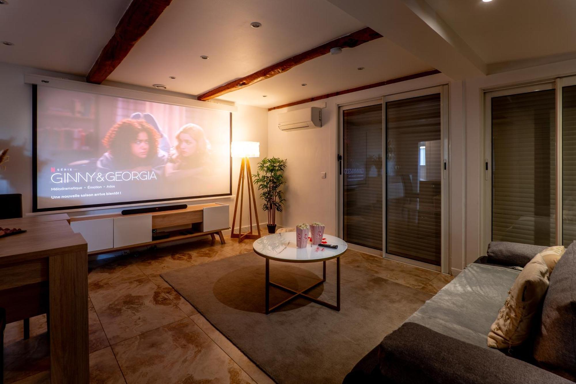 Piscine-jacuzzi-videoprojecteur-clim La Perle Rare