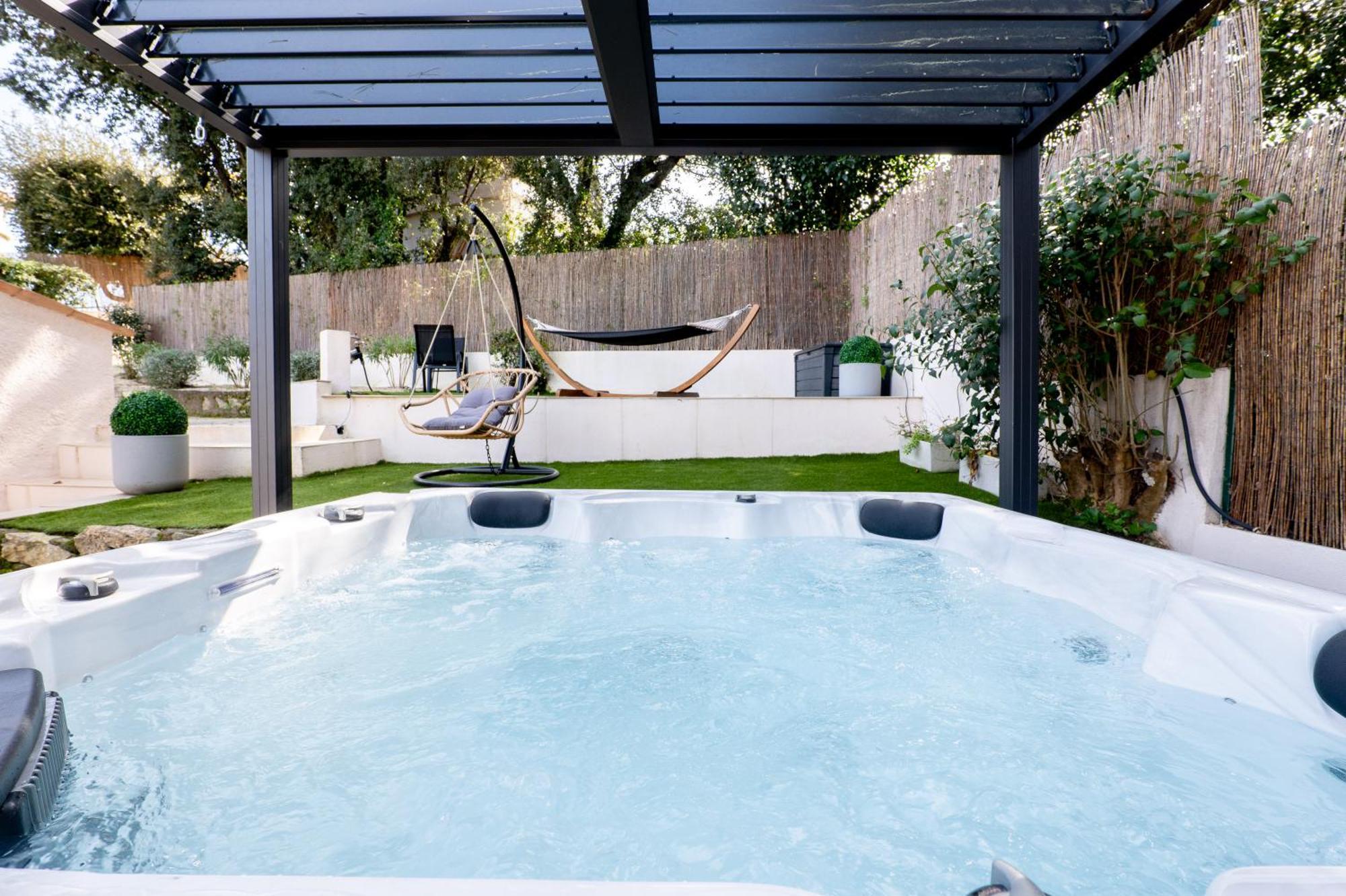 Piscine-jacuzzi-videoprojecteur-clim La Perle Rare * Mougins